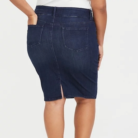 24 • Torrid • Denim Mini Skirt Premium Medium Wash - Picture 3 of 4
